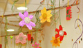 Flores de primavera hechas con la ayuda de los niños/as